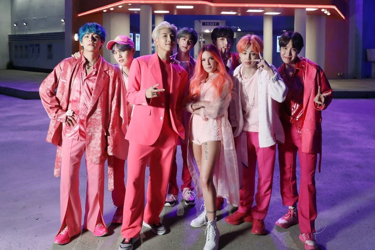 Penyanyi Halsey saat duet bareng BTS di laku Boy With Luv. (Foto: YouTube)