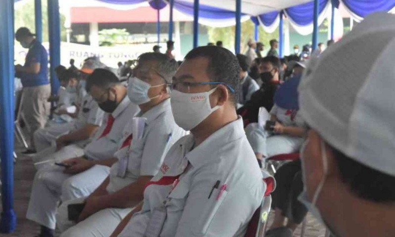 Pekerja di Kawasan Industri MM2100 menunggu antrean tes usap massal hari pertama di SMK Mitra Industri MM2100, Jalan Kalimantan Nomor 2 Desa Danau Indah, Kecamatan Cikarang Barat, Kabupaten Bekasi, Jawa Barat pada Kamis 3 Desember 2020. (Foto: Amtara/Pradita Kurniawan Syah).