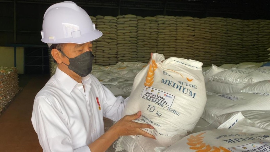 Presiden Jokowi mengecek stok berasa di gudang Bulog, aman. ( Foto:Setpres)