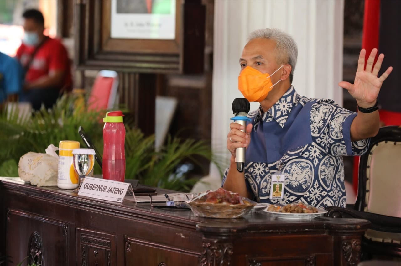 Gubernur Jawa Tengah Ganjar Pranowo saat Rembug Desa dengan para kepala desa (kades) di Kabupaten Rembang, Rabu 21 Juli 2021. (Foto: Istimewa)