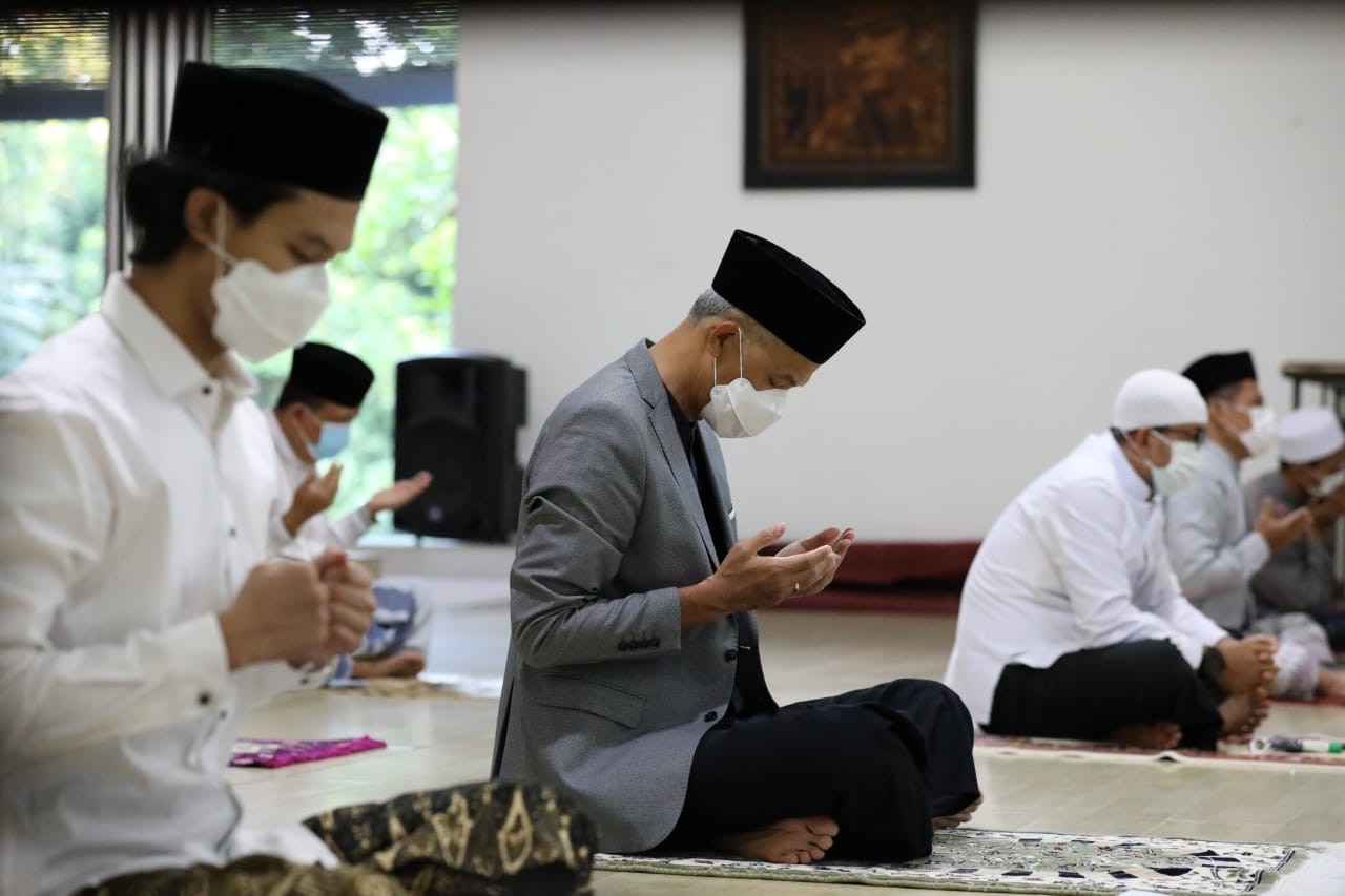 Gubernur Jawa Tengah saat menjalankan salat Id di rumah. (Foto: Istimewa)