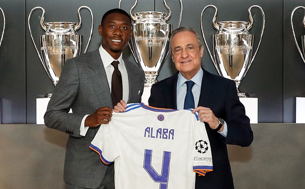 David Alaba dan Florentino Perez saat acara perkenalan, Rabu 21 Juli 2021. (Foto: Twitter/@realmadrid)