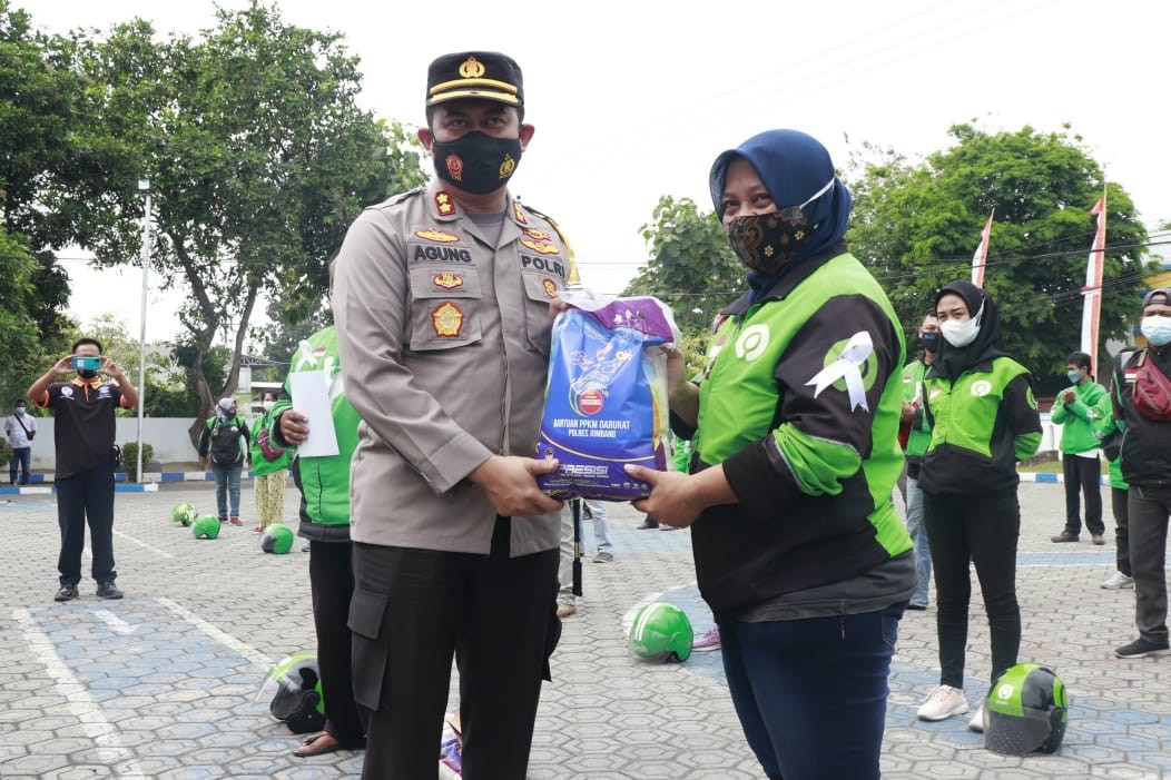 Kapolres Jombang AKBP Agung Setyo Nugroho memberikan paket sembako kepada salah satu driver ojol. (Foto: Istimewa)