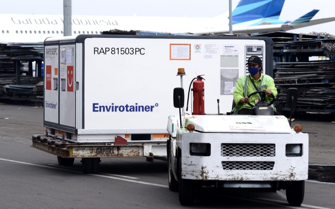 Sebanyak 8 juta dosis bahan vaksin Sinovac tiba di Bandara Soetta ( foto: Setpres)