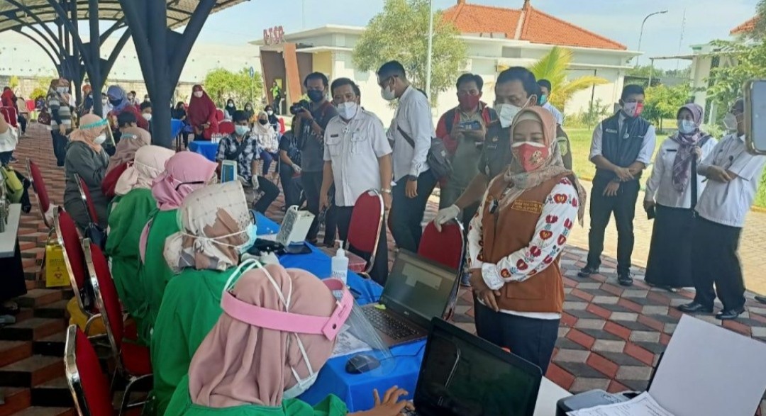 Wali Kota Mojokerto tinjau vaksinasi.(foto istimewa)