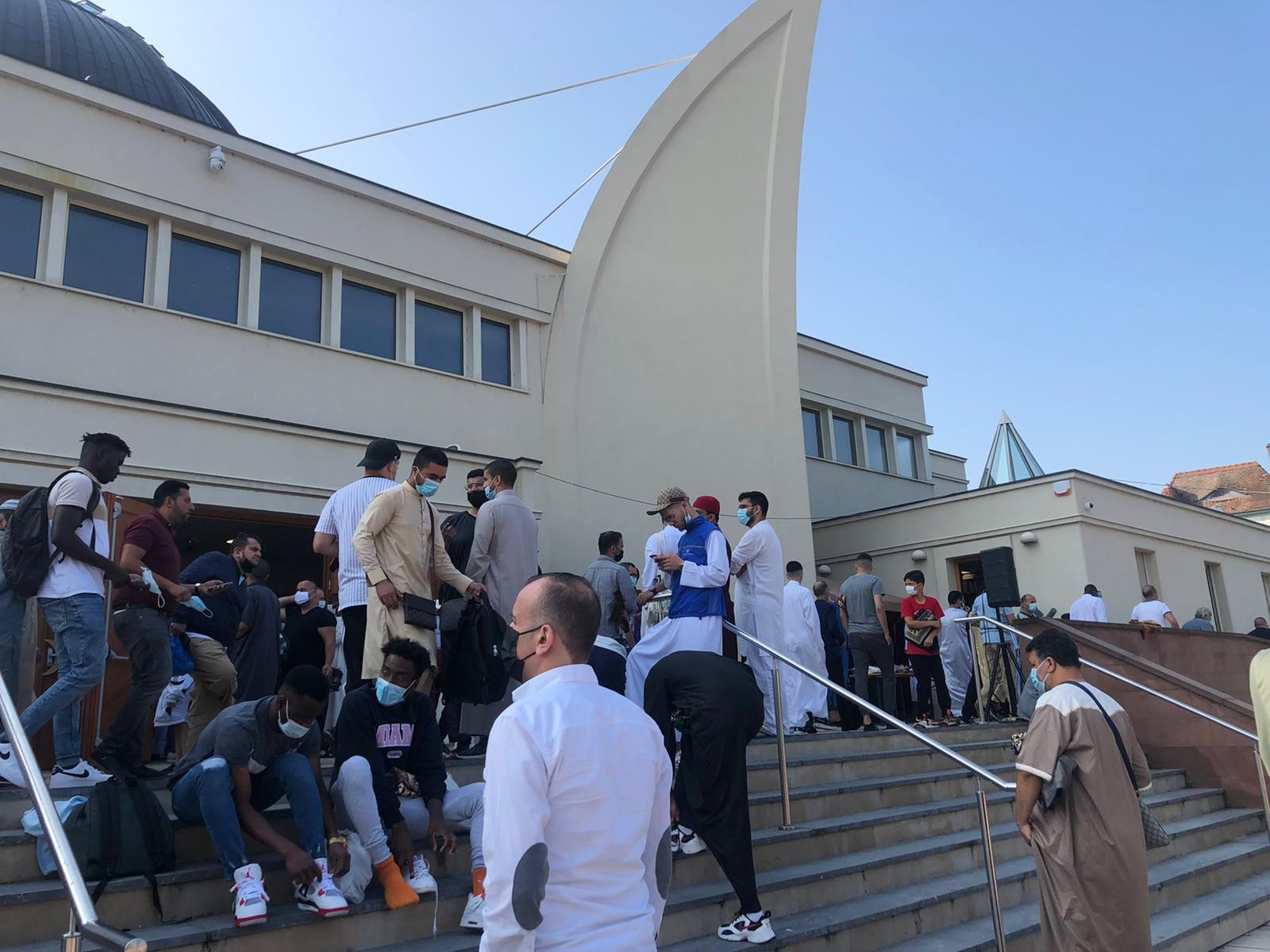 Jemaah muslim menyelesaikan Salat Id di Grand Mosque Strasbourg (Foto: dok Reza Hamdani/Ngopibareng.id)