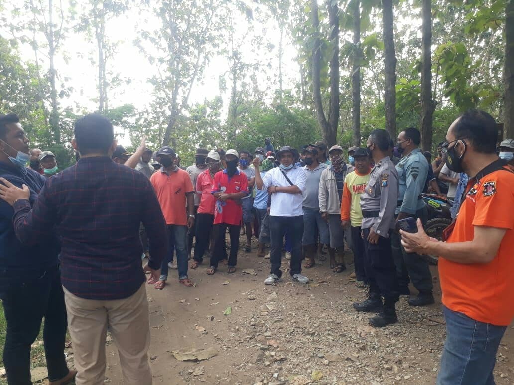 Kericuhan di lahan Perhutanan Sosial KRPH Lodoyo Barat, Blitar. Kericuhan terjadi akibat salah paham atas judul undangan kegiatan penataan ulang lahan Perhutanan Sosial. (Foto: Choirul Anam/Ngopibareng.id)