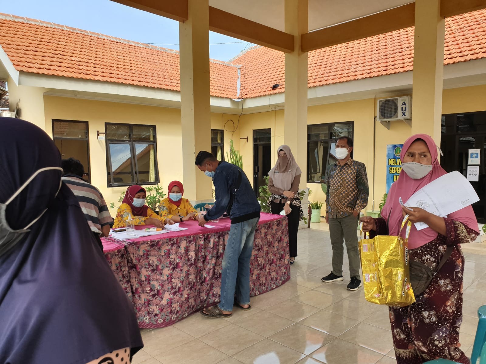 Sekitar 3000 PKL dan warung di Kota Pasuruan dapat bantuan uang tunai. (Foto: Dok Kota Pasuruan)