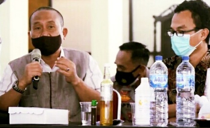 dr Indra Kusuma menjelaskan penemuannya ramuan probiotik organik yang diklaim bisa menggantikan disinfektan kimia dan menyembuhkan pasien terpapar Covid-19. (Foto: Guido Saphan/Ngopibareng.id)