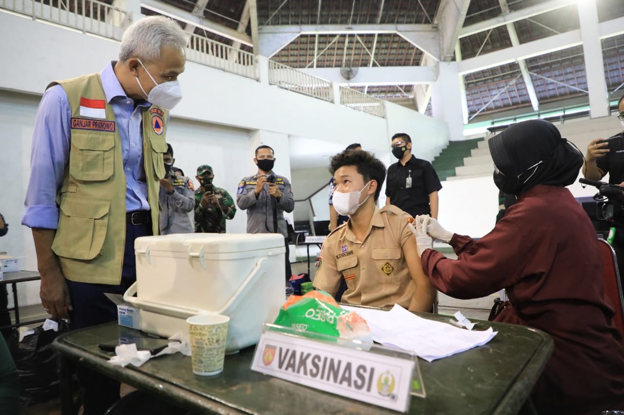 Gubernur Jawa Tengah, Ganjar Pranowo vaksinasi Covid-19 anak usia 12-17 tahun di GOR Patriot Kodam IV/Diponegoro, Jumat 23 Juli 2021. (Foto: Istimewa)