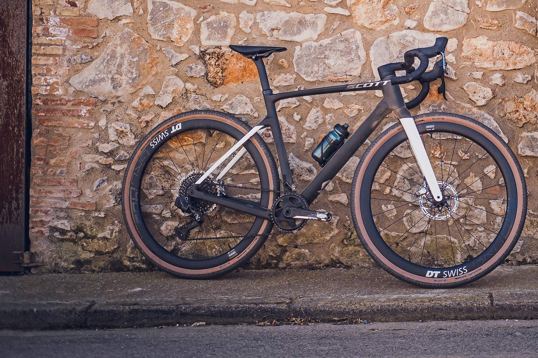 Scott Addict Gravel 2022 yang bisa dipasangi ban ukuran 45 mm dan diklaim sebagai aero gravel bike.