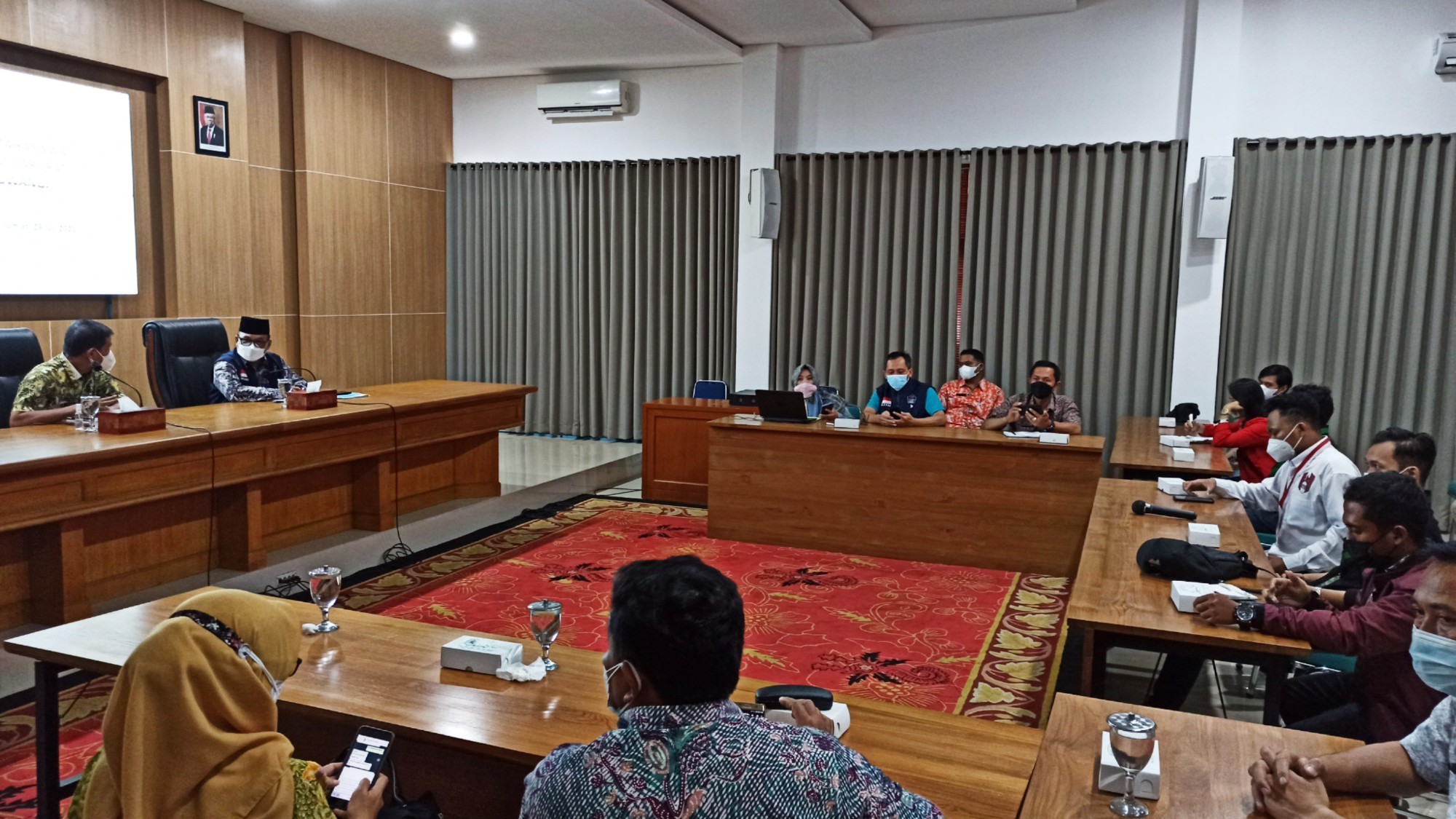 Audiensi perwakilan HMI, IMM dan GMNI dengan Sekretaris Daerah Banyuwangi, Mujiono (foto: Muh Hujaini/Ngopibareng.id)