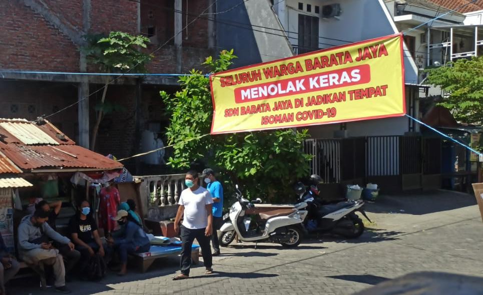 Spanduk penolakan warga Barata Jaya Surabaya atas dijadikannya SDN Barata Jaya sebagai tempat isoman pasien covid (Foto: Istimewa)