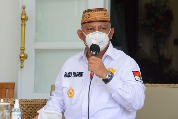 Gubernur Gorontalo Rusli Habibie umumkan status covid-19 di medsos. (Foto: Ant)