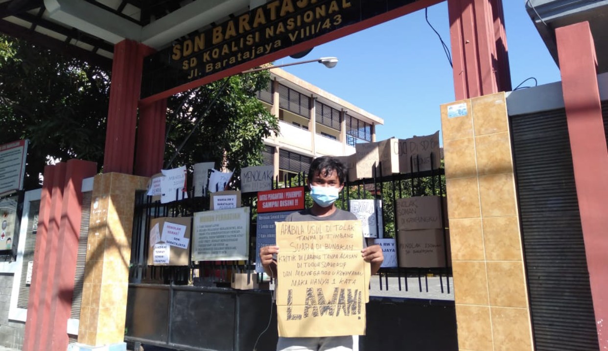 Warga saat menggelar demo di depan SDN Baratajaya. (Foto: Andhi Dwi/Ngopibareng.id)