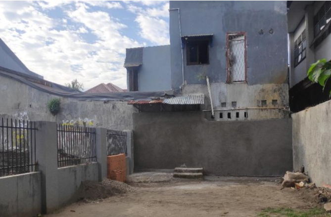 Tembok yang dibangun Anggota DPRD Pangkep di rumahnya, menutup akses jalan Rumah Tahfiz. Pembangunan tembok lantaran suara anak-anak mengaji Al-Qur'an disebut berisik. (Foto: dtk)