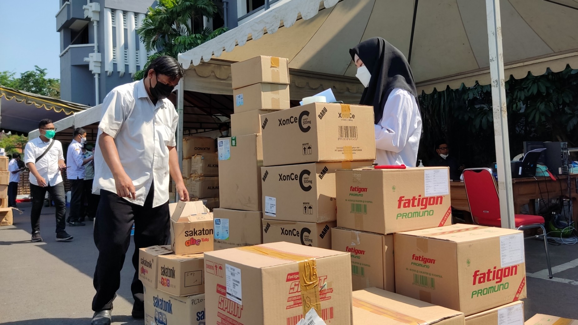 Pegawai Pemkot Surabaya mendata bantuan yang masuk di Balai Kota, Surabaya. (Foto: Fariz Yarbo/Ngopibareng.id)