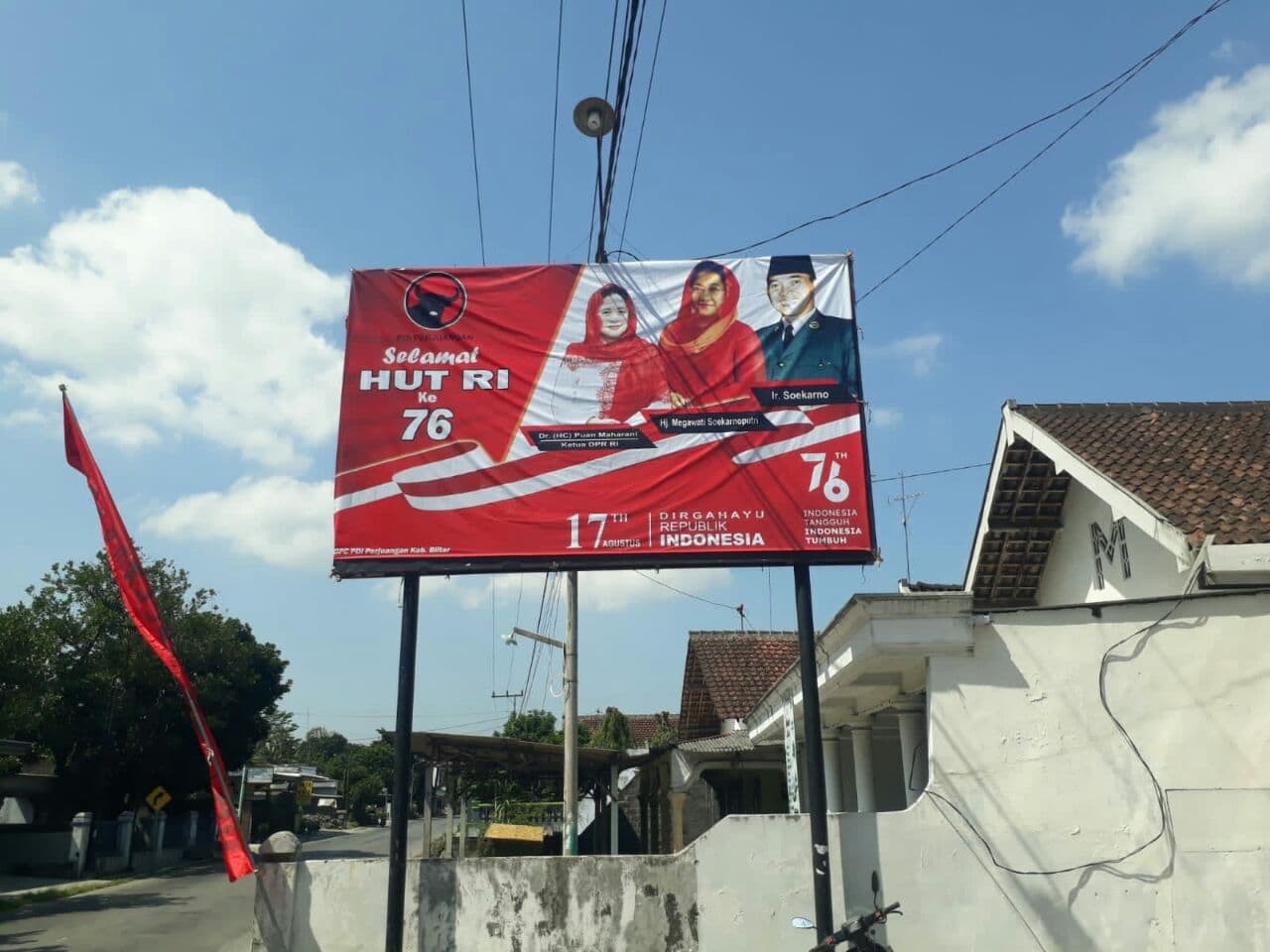 Baliho baru yang terpampang di depan kantor PDIP Kabupaten Blitar. Baliho sebelumnya jadi sasaran vandalisme bertuliskan Open BO di bawah foto Puan Maharani, Sabtu 24 Juli 2021. (Foto: Choirul Anam/Ngopibareng.id)