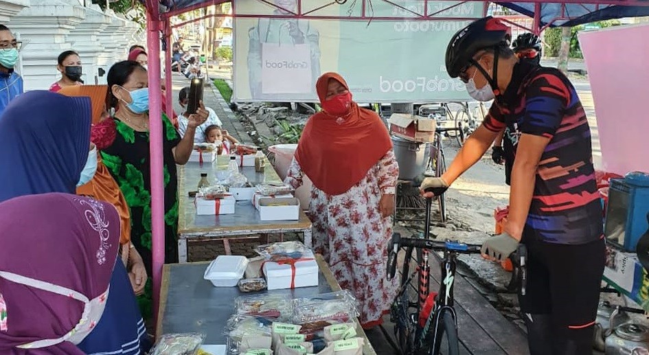 Gubernur Jawa Tengah Ganjar Pranowo saat borong makanan di warung depan Kelurahan Sumurboto, Semarang. (Foto: Istimewa)