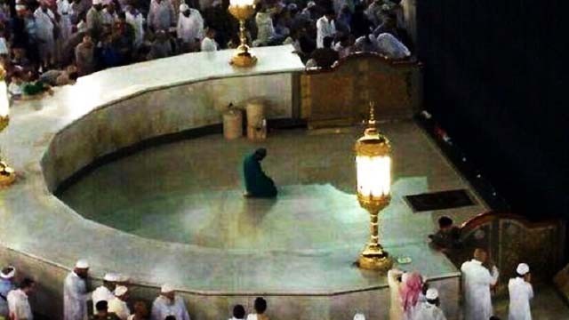 Hajar Ismail, di samping Ka'bah, di dalam Masjidil Haram, Mekah. Ilustrasi tulisan; Ada Cinta Hajar di Balik Ibadah Kurban . (Foto:Istimewa)