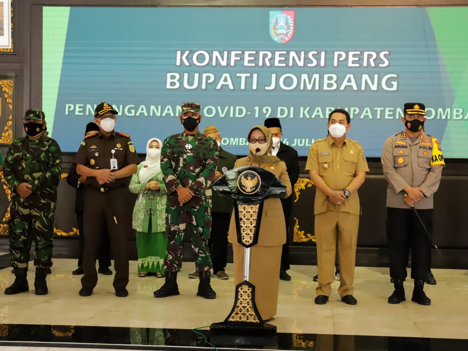 Bupati Mundjidah Wahab saat konferensi pers di Pendapa, Senin 26 Juli 2021. (Foto: Mardiansyah Triraharjo/Ngopibareng.id)