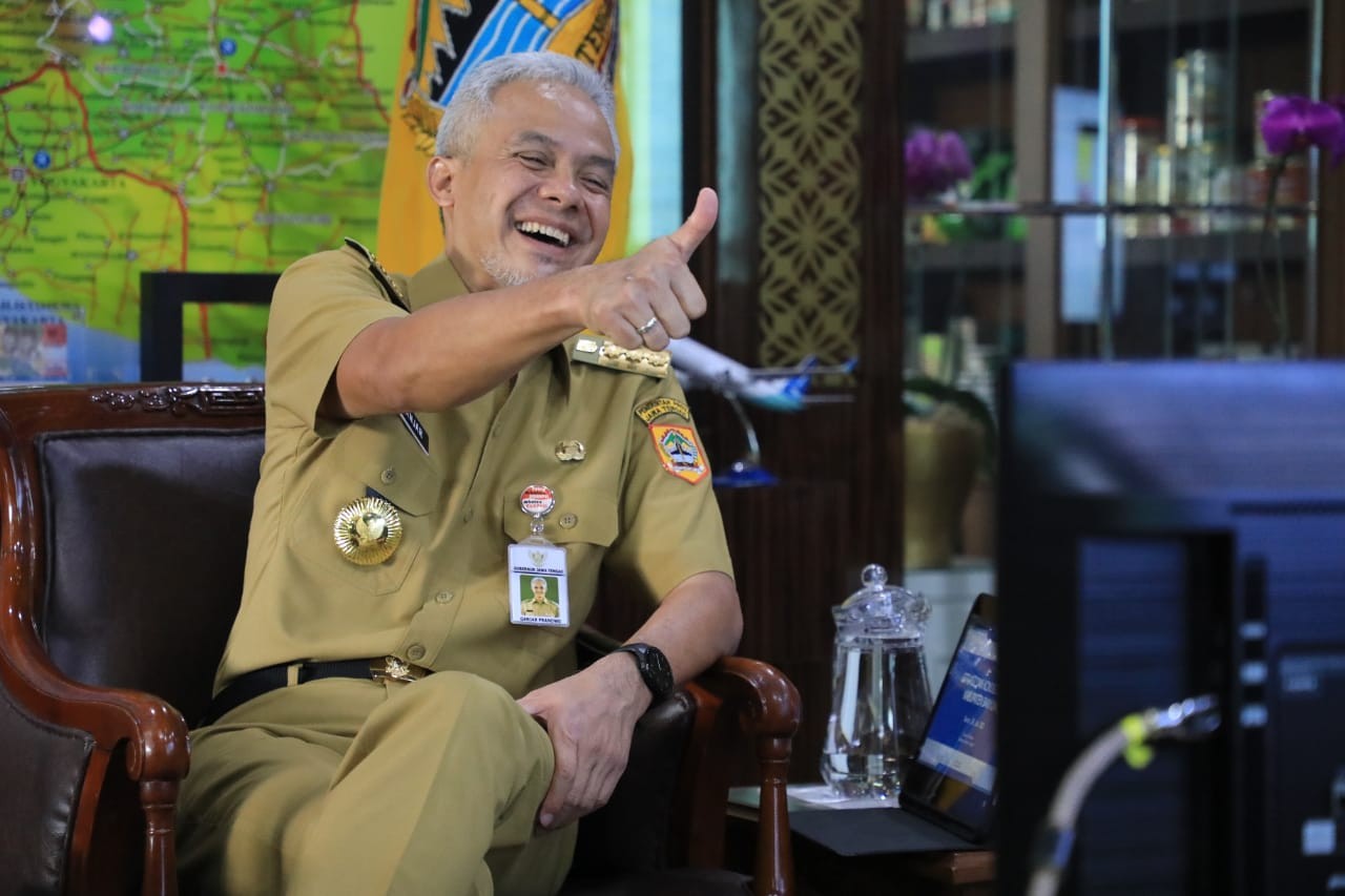 Gubernur Jawa Tengah Ganjar Pranowo tertawa saat ada lurah di Banyumas mengundang sekaligus siap mengajarinya menangani Covid-19. (Foto: Istimewa)