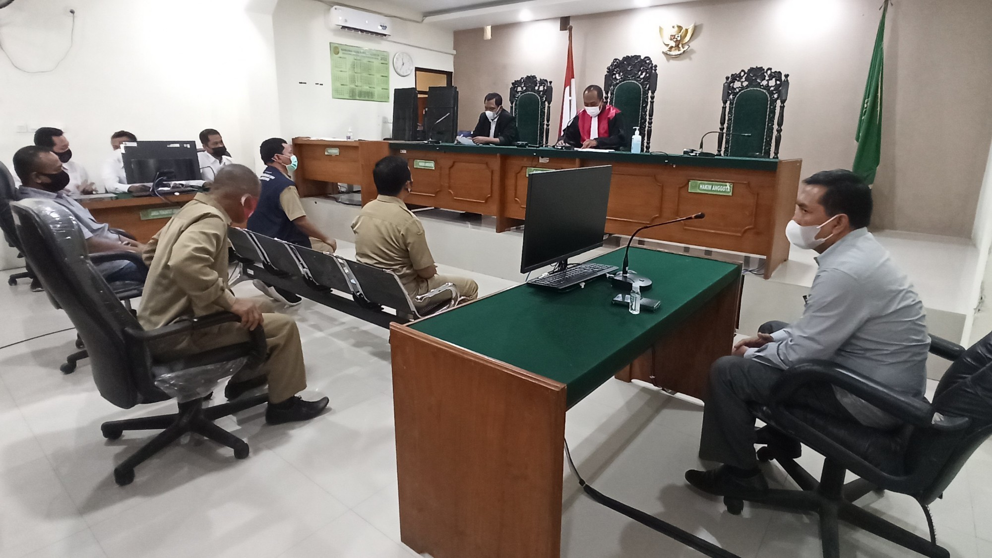 Oknum anggota DPRD Banyuwangi Syamsul Arifin (Paling kanan) mengikuti sidang tipiring di Pengadilan Negeri Banyuwangi (foto:Muh Hujaini/Ngopibareng.id)