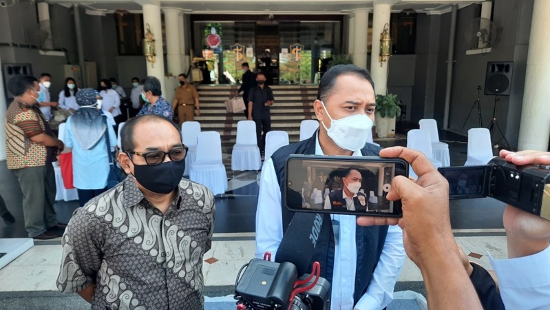 Pengda Kagama Jatim yang dipimpin Mantan Wakil Walikota Surabaya Arif Afandi bersama Walikota Surabaya Eri Cahyadi. (Foto: Alief Sambogo/Ngopibareng.id)