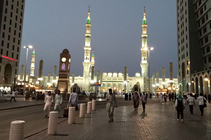 Madinah dalam panorama bergegas orang-orang beribadah menuju Masjid Nabawi. (Foto: Istimewa)