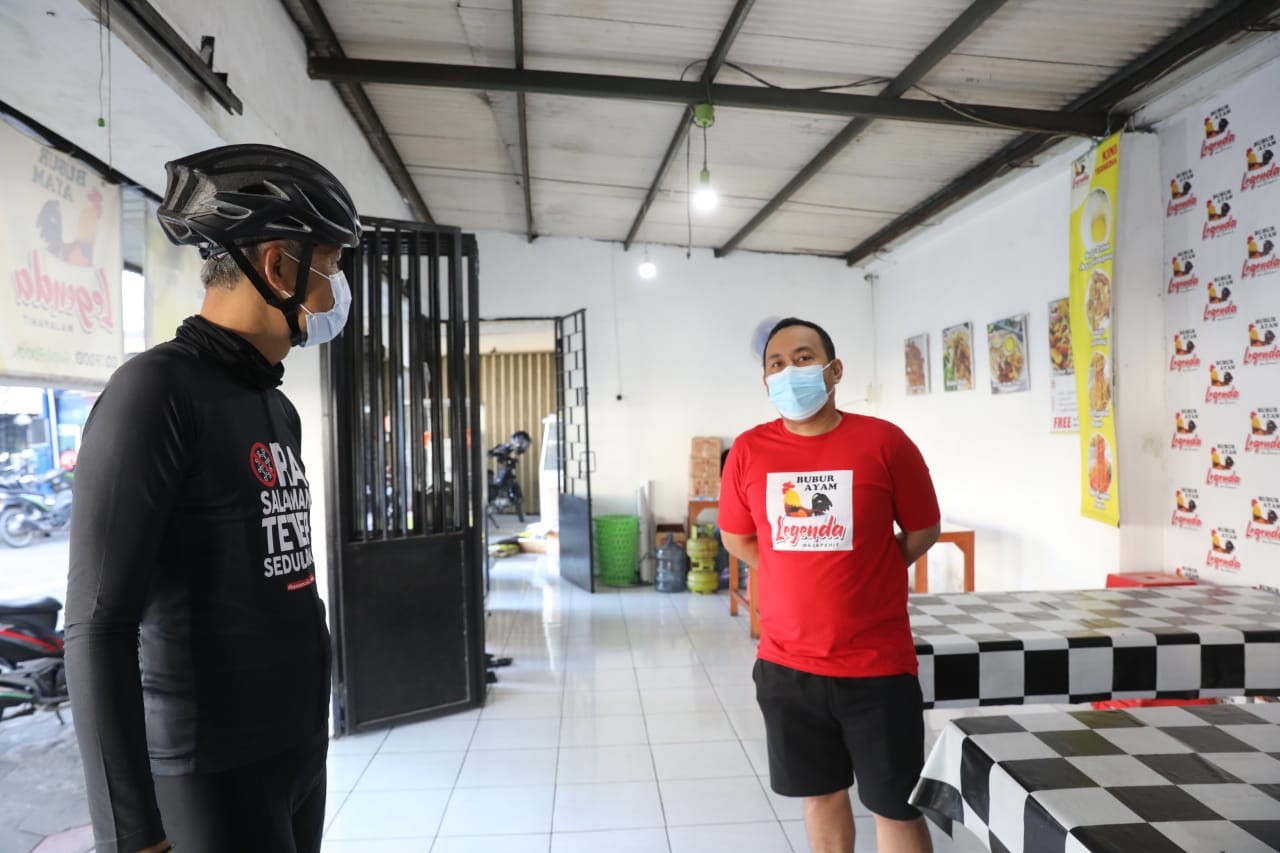 Gubernur Jawa Tengah Ganjar Pranowo saat berbincang dengan pemilik Warung Bubur Ayam Legenda, Semarang. (Foto: Istimewa)