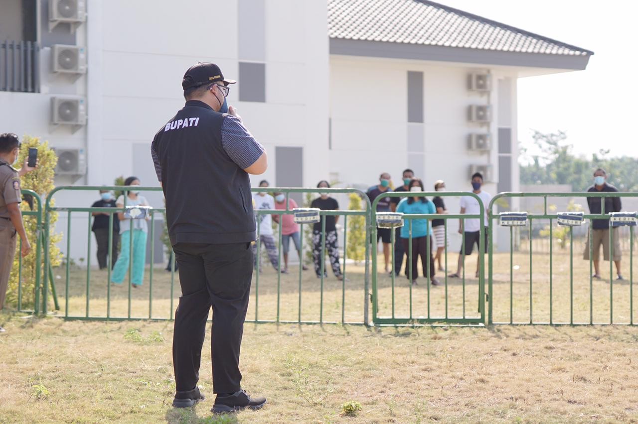 Bupati Kediri sambangi warga yang sedang menjalani isoman. (Foto: Istimewa)