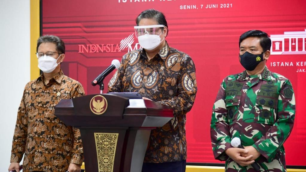 Menko Perekonomian Airlangga Hartarto (tengah) saat memberi keterangan pers ( Foto: Setpres)