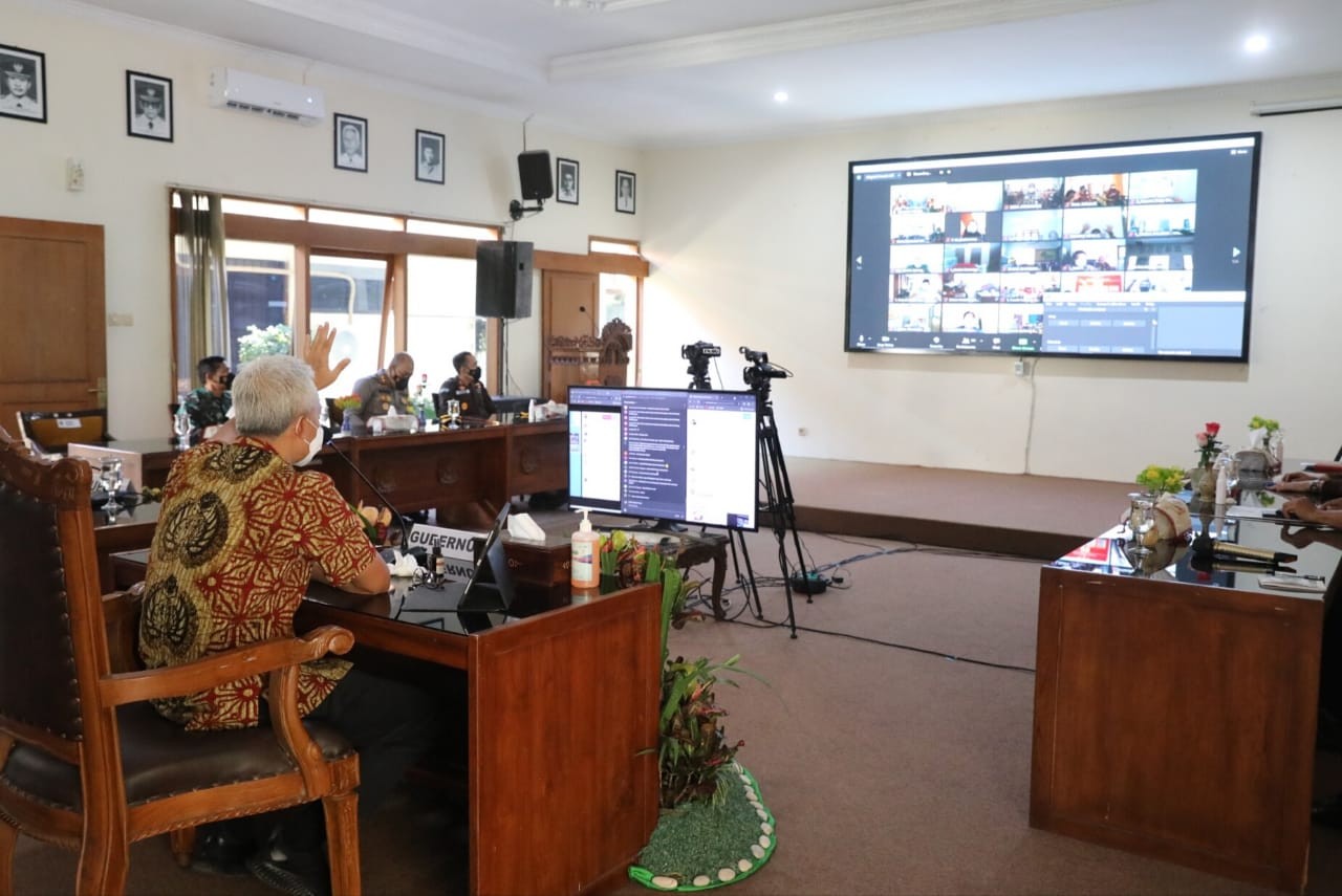 Ganjar saat rembug desa melalui virtual. (Foto: Dok Jateng)