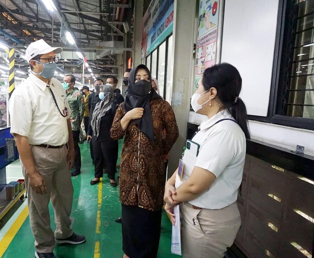 Bupati Mojokerto saat cek prokes di PT SAI kecamatan Ngoro.(Deni Lukmantara/Ngopibareng)