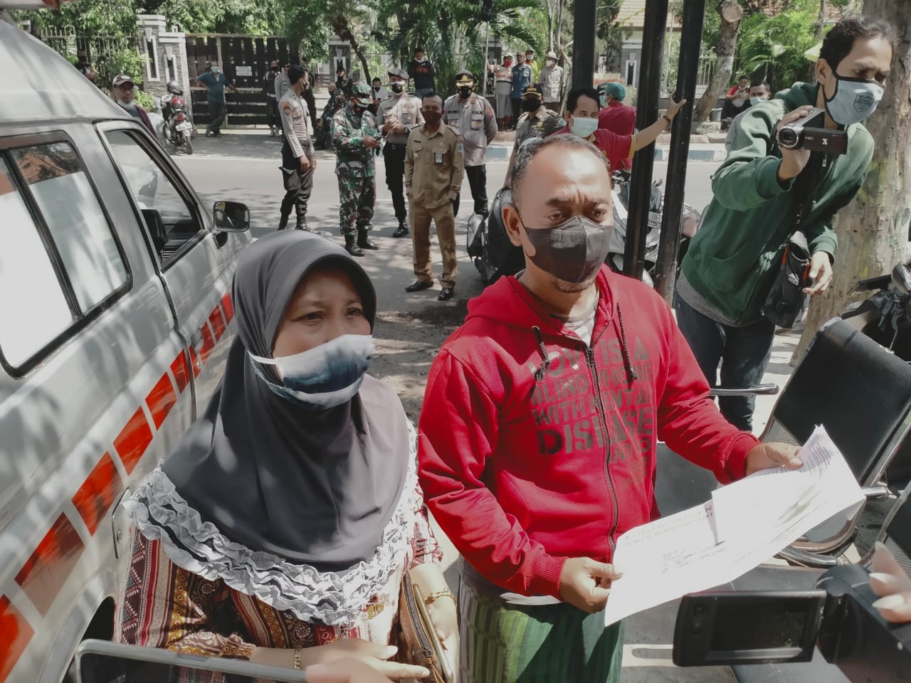 Keluarga pasien yang meninggal dunia di RSUD dr. Mohamad Saleh, Kota Probolinggo. (Foto: Ikhsan Mahmudi/Ngopibareng.id)