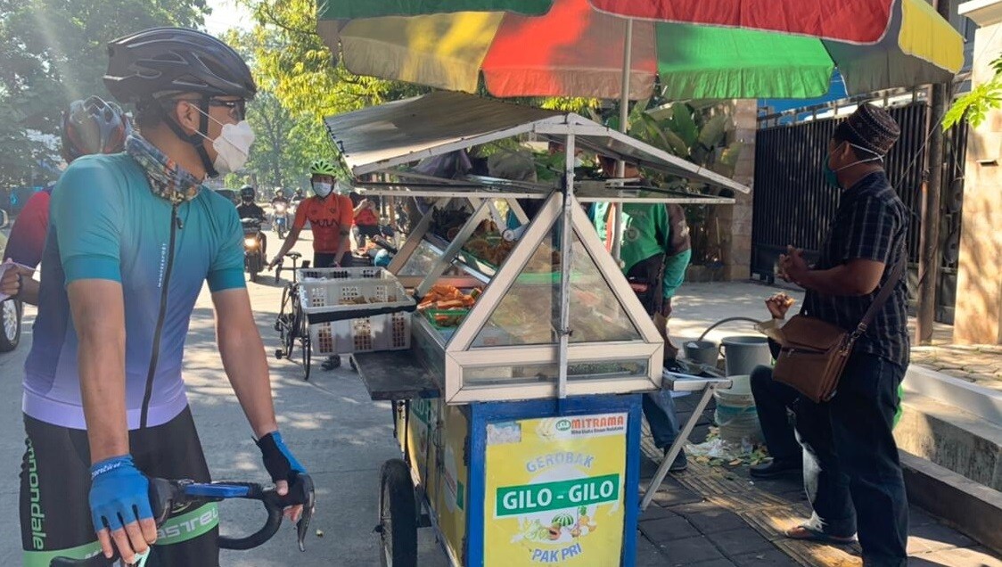 Gubernur Jawa Tengah Ganjar Pranowo memborong jualan pedagang saat bersepeda pada Selasa, 27 Juli 2021 pagi. (Foto: Istimewa)