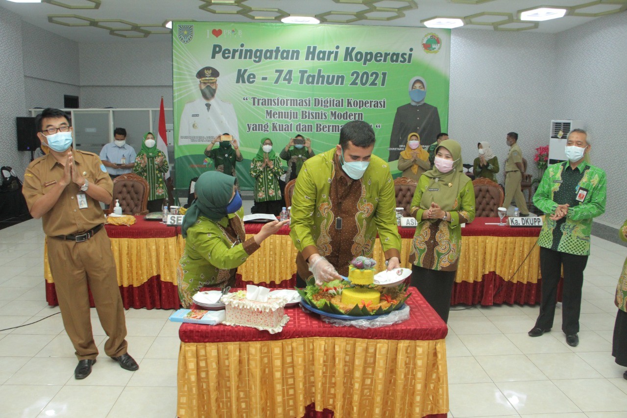 Walikota Probolinggo, Hadi Zainal Abidin (tengah) memotong tumpeng saat peringatan Hari Koperasi dan launching Koperasi Korpri Sejahtera. (Foto: Ikhsan Mahmudi/Ngopibareng.id)