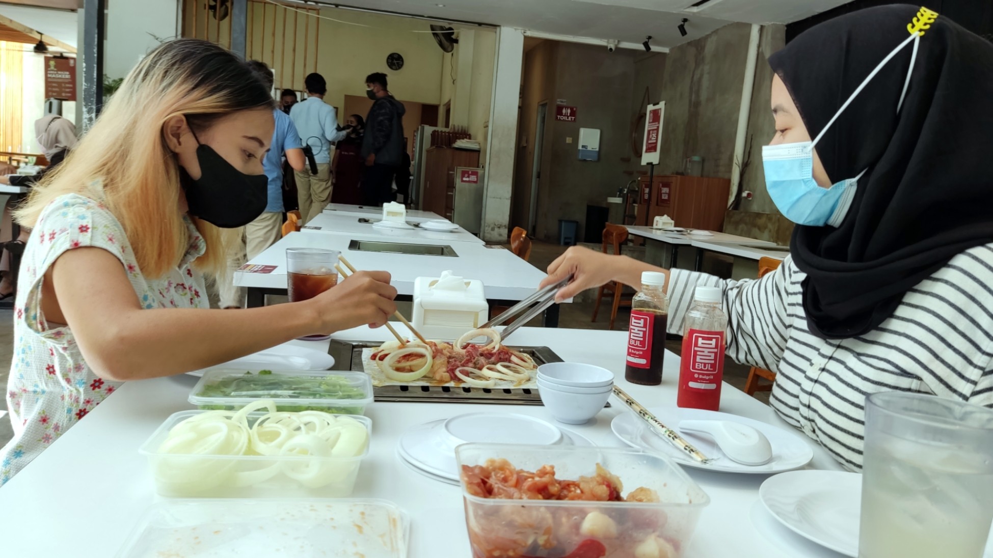 Pengunjung saat menikmati hidangan di Bull Grill, Surabaya, Selasa 27 Juli 2021. (Foto: Fariz Yarbo/Ngopibareng.id)