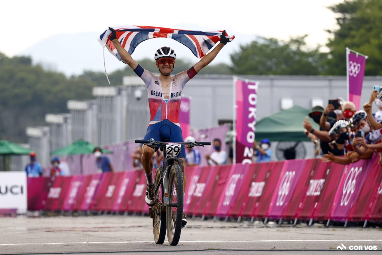 Tom PIdcock dari Inggris memenangkan medali emas men's cross country Olimpiade Tokyo 2020.