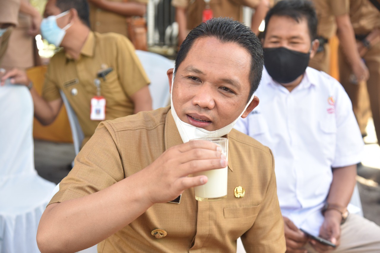 Cak Thoriq, Bupati Lumajang saat menikmati susu kambing senduro (Foto : Humas - KominfoLumajang)