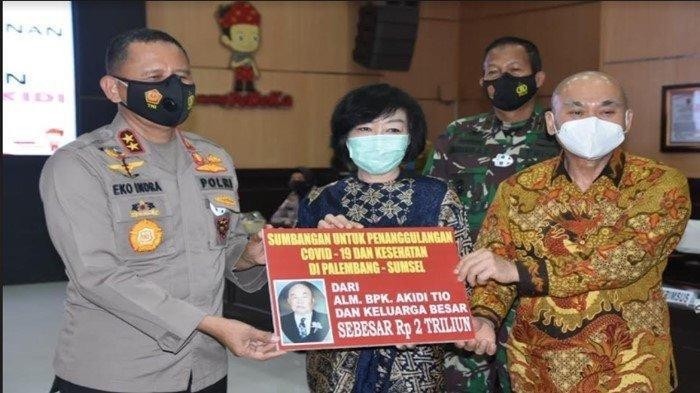 Penyerahan bantuan Rp 2 T dari keluarga Akido Tio ke Kapolda Sulsel.