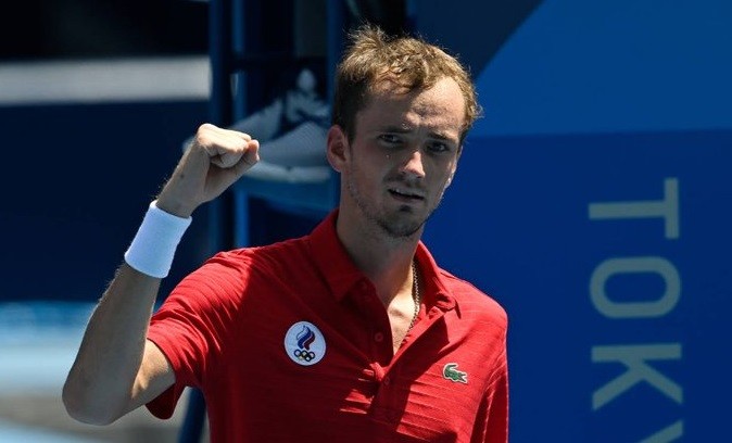 Petenis Rusia Daniil Medvedev mengeluhkan panasnya cuaca di Tokyo saat bertanding melawan Fabio Fognini, Rabu 28 Juli 2021. (Foto: Twitter/ITFTennis)