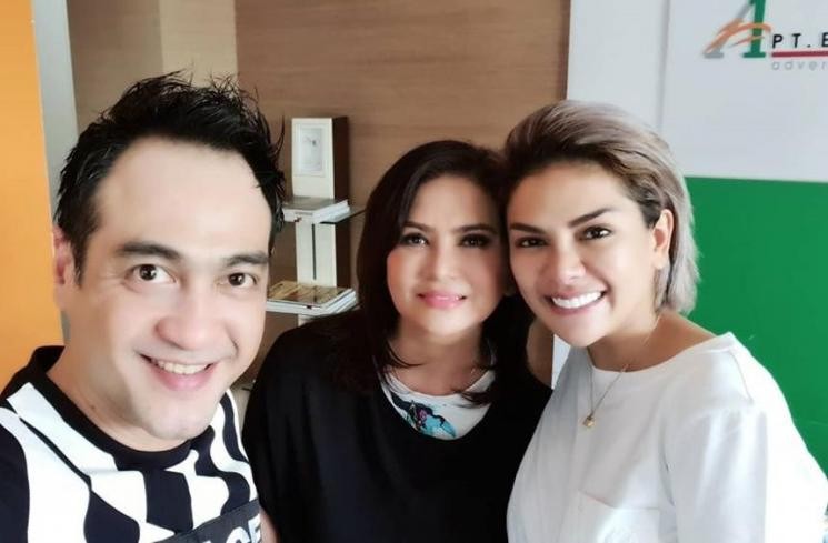 Foto kenangan Ferry Irawan bersama istri, Anggita Novita, saat syuting bersama Nikita Mirzani. (Foto: Istimewa)