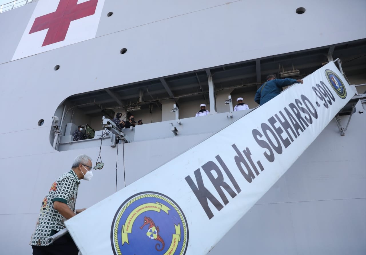 Ganjar menengok KRI dr Soeharso yang bersandar di Pelabuhan Tanjung Emas, Kota Semarang untuk membantu suplai oksigen di rumah sakit di Jateng. (Foto: Dok Jateng)