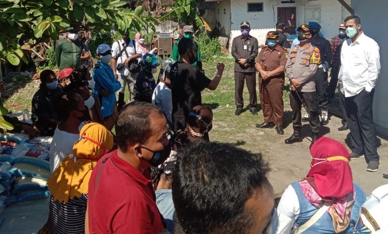 Jajaran Fokopimda berdialog dengan puluhan PKL di sekretariat PPKL di Jalan Mayjen Haryono Gang V, Kota Probolinggo. (Foto: Ikhsan Mahmudi/Ngopibareng.id)