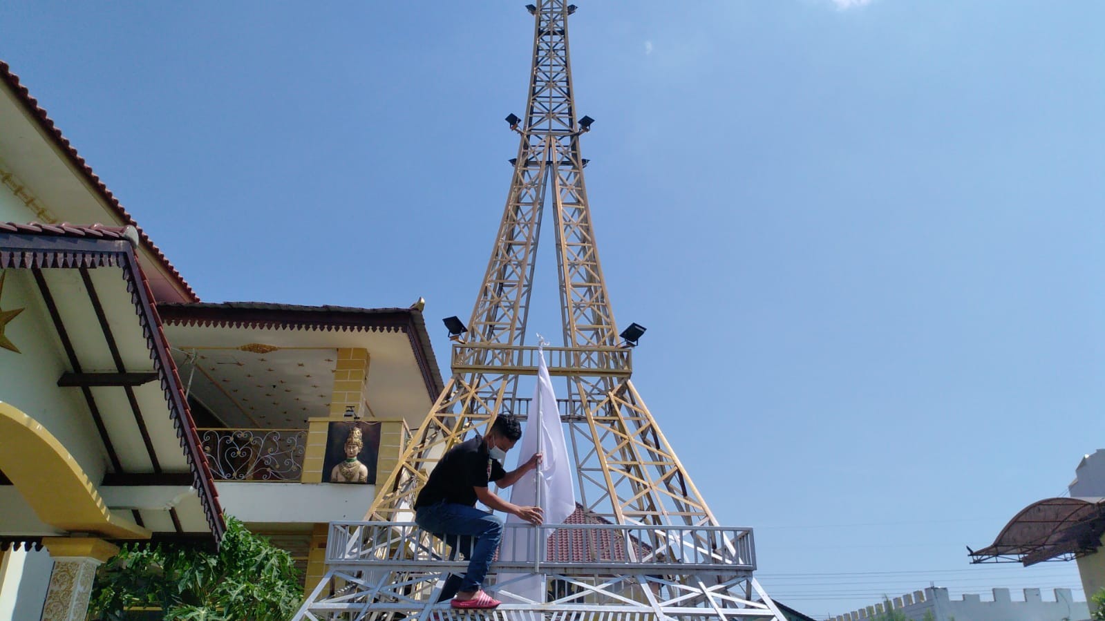 Bendera putih sebagai simbol menyerah berkibar di D'Jombang Kafe. (Foto: Mardiansyah Triraharjo/Ngopibareng.id)