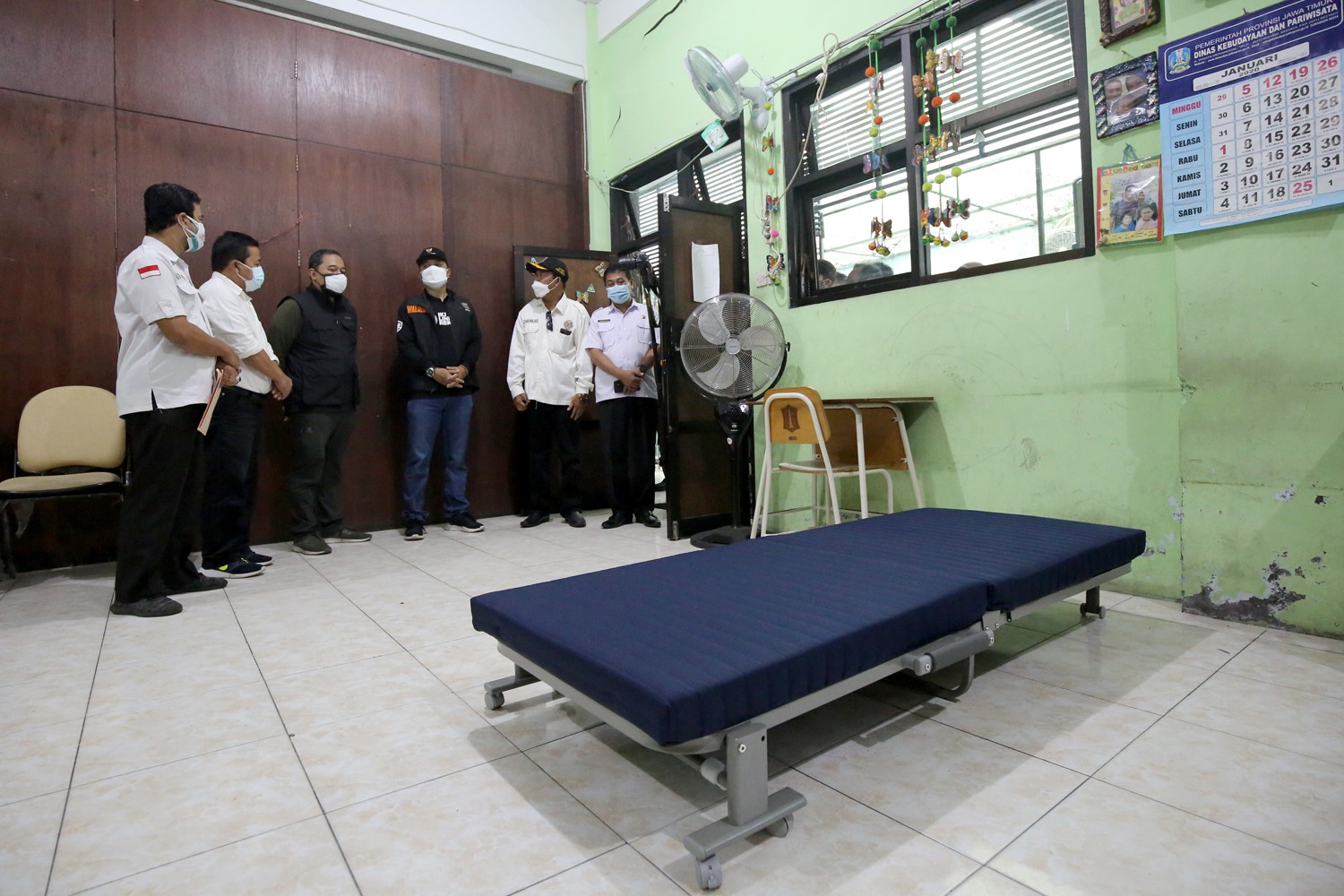 Walikota Surabaya, Eri Cahyadi saat meninjau rumah sehat yang berada di Kelurahan Airlangga, Kecamatan Gubeng, Surabaya, Rabu 28 Juli 2021. (Foto: Ist)