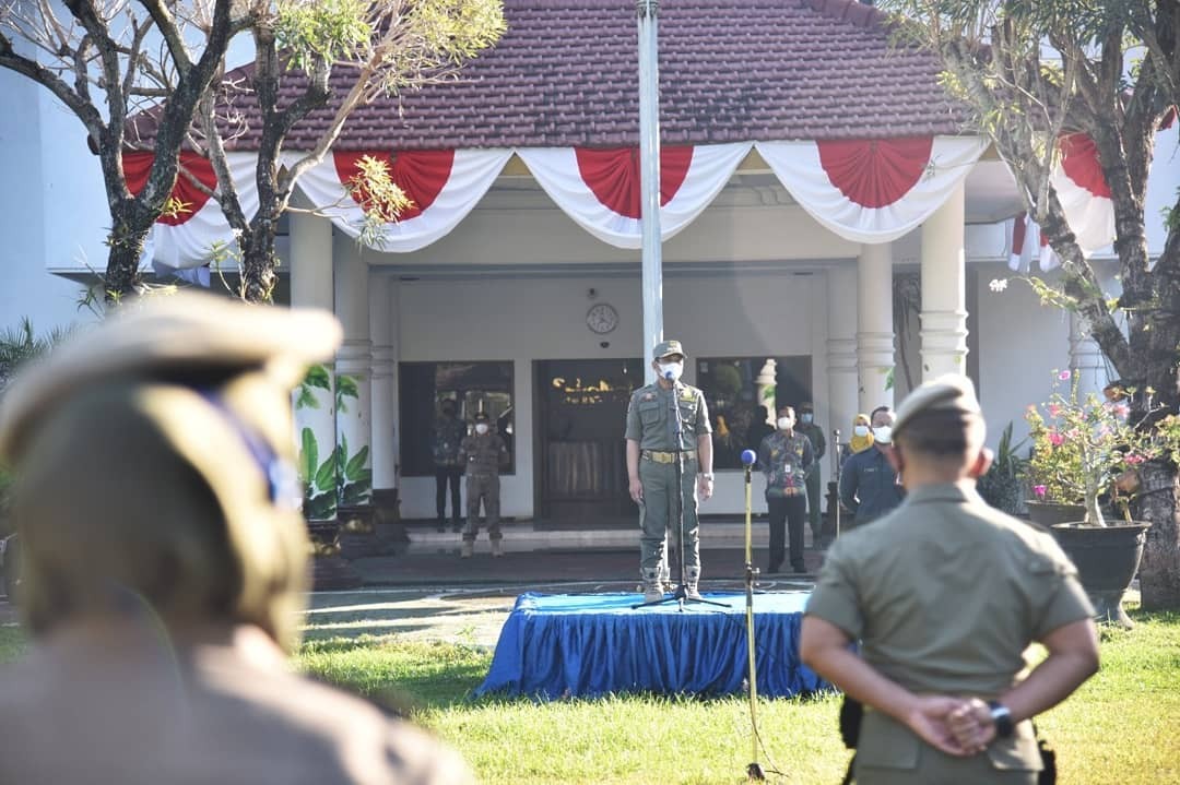 Cak Thoriq, Bupati Lumajang saat memimpin apel gelar pasukan Satpol PP (Foto : Humas - KominfoLumajang)