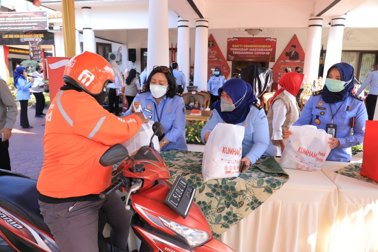 Pengemudi ojek online mendapat bantuan paket sembako dari Kemenkumham Jatim, Kamis 29 Juli 2021. (Foto: Istimewa)