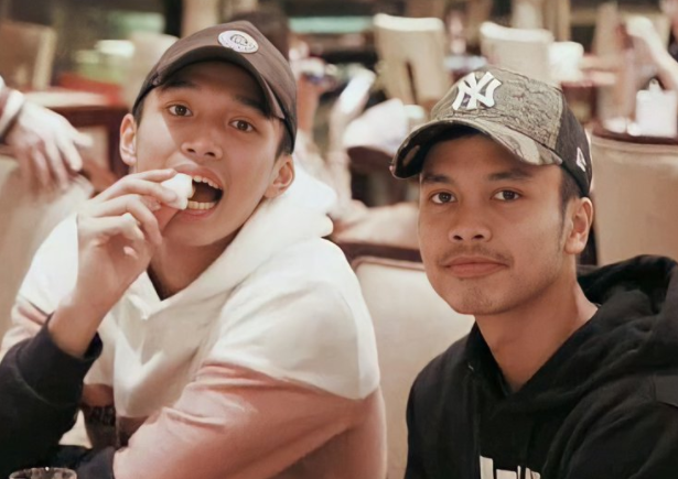 Jonathan Christie (kiri) dan Anthony Ginting (kanan), kedua atlet perwakilan Indonesia di cabor bulu tangkis tunggal putra di Olimpiade Tokyo 2020 (Foto: Twitter)